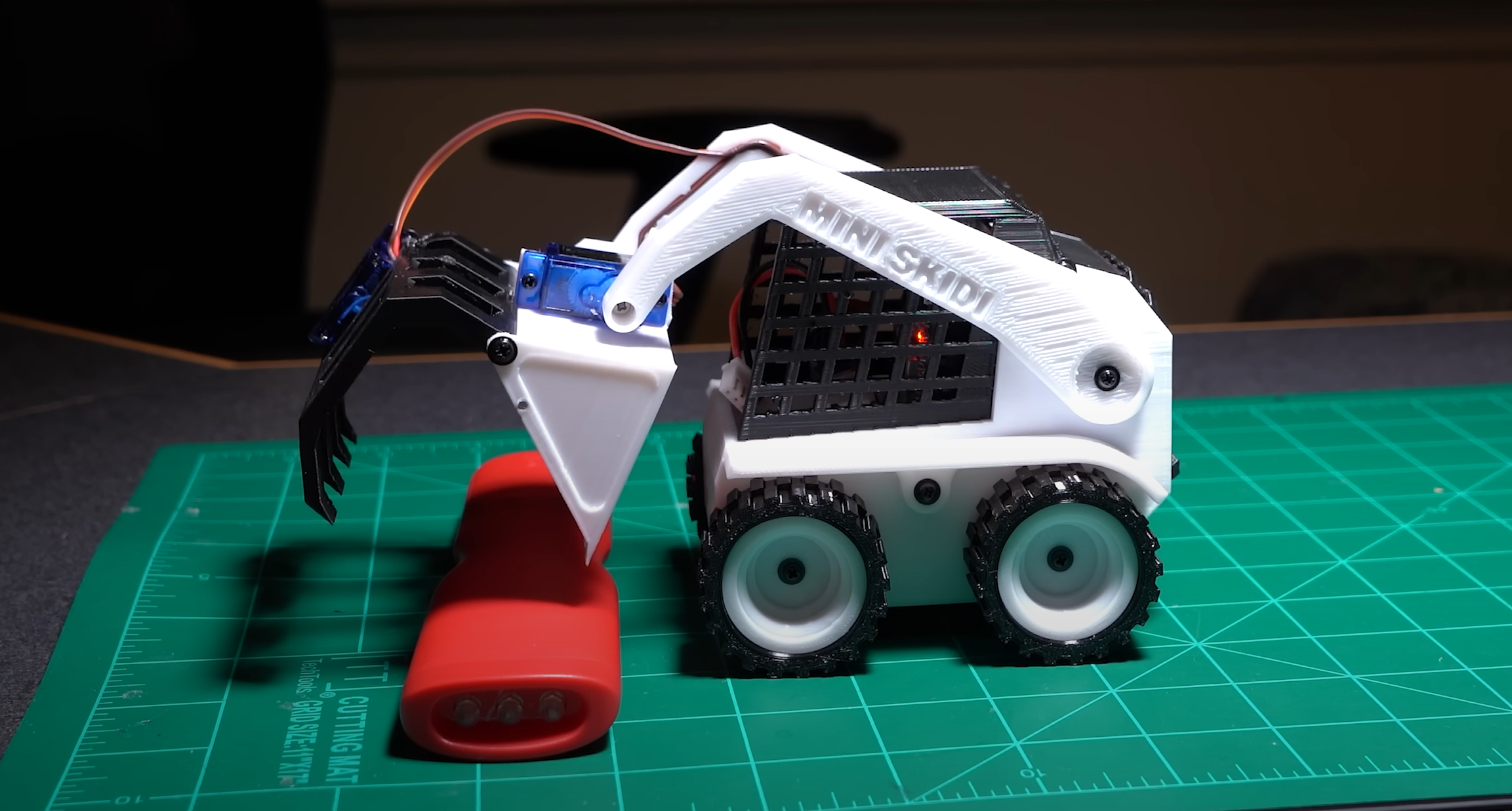 The MiniSkidi RC mini SkidSteer by Professorboots